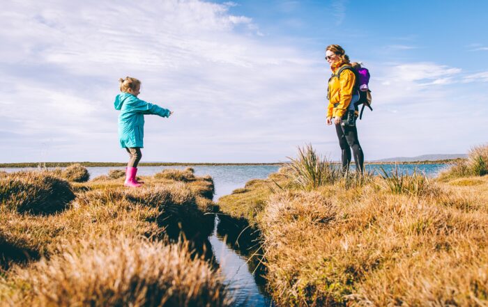 mamma e figlio passeggiata