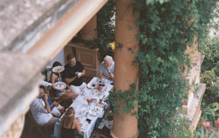 pranzo in loggia con famiglia