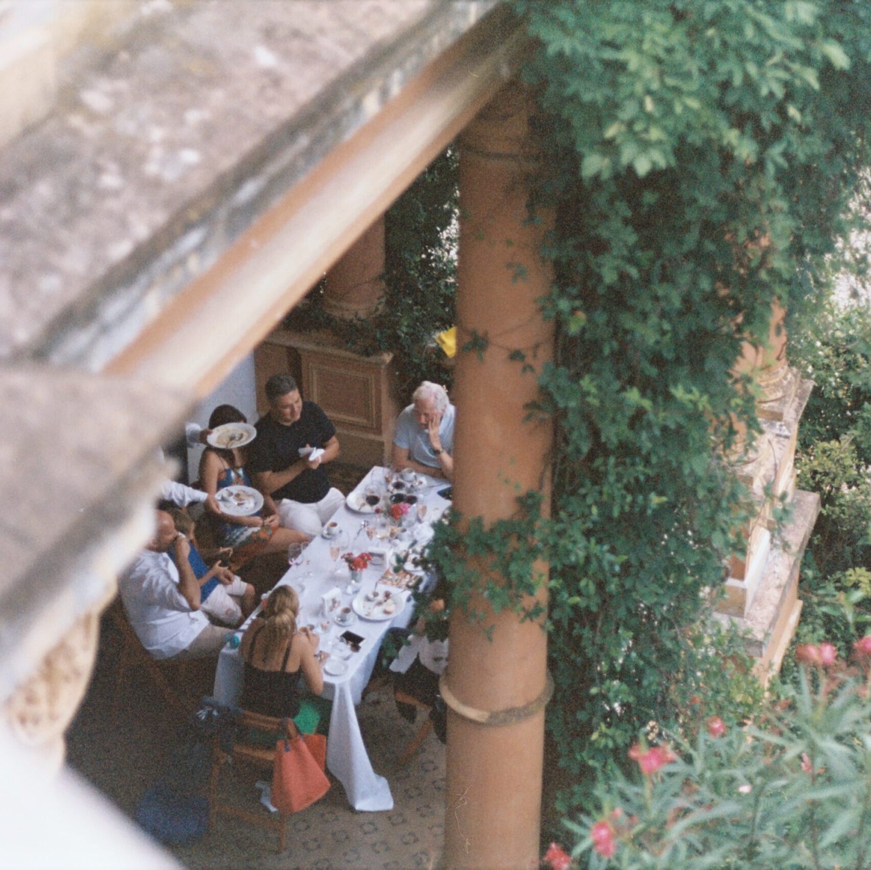 pranzo in loggia con famiglia